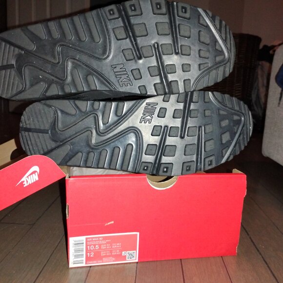 Men's 10 1/2 black on black Air Max 90s - Picture 5 of 8